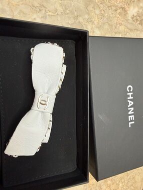 CHANEL White Lambskin leather  Bow Hair Clip with Gold CC Accent